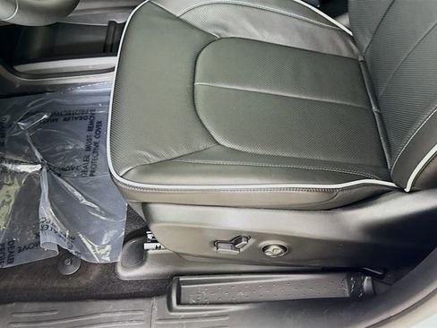 New 2026 Chrysler Pacifica Limited w/ Uconnect Theater Family Group image 19