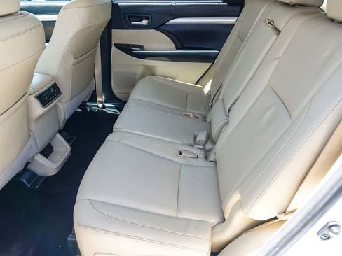 Used 2016 Toyota Highlander XLE w/ Preferred Accessory Package FWD image 11