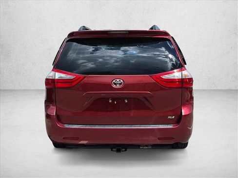 Used 2017 Toyota Sienna XLE FWD image 2