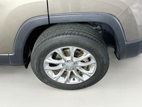 Used 2019 Jeep Cherokee Latitude w/ Popular Appearance Group FWD image 11
