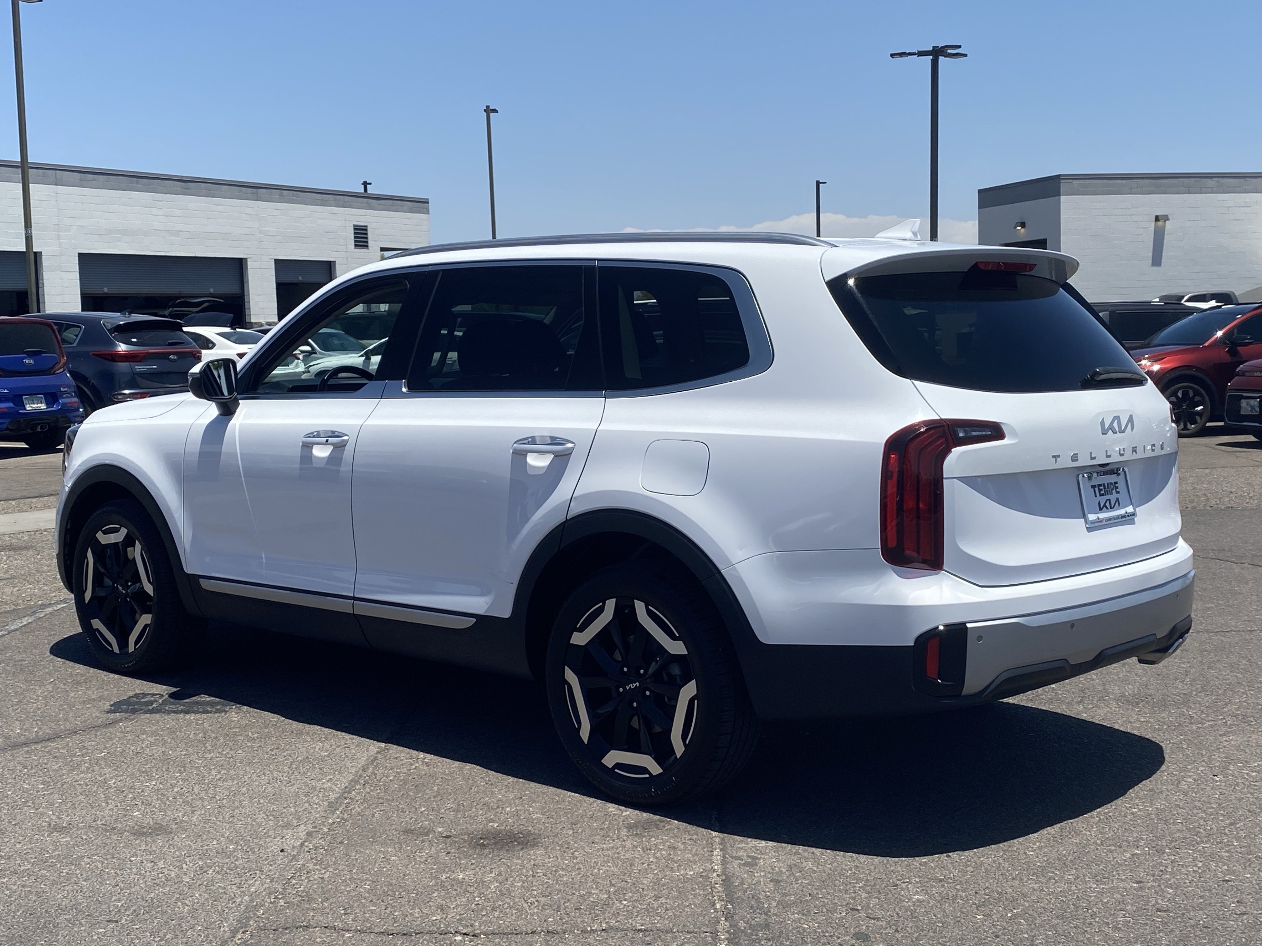 Used 2023 Kia Telluride S FWD image 4