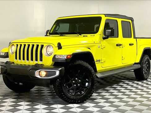 Used 2023 Jeep Gladiator Overland AWD/4WD image 2