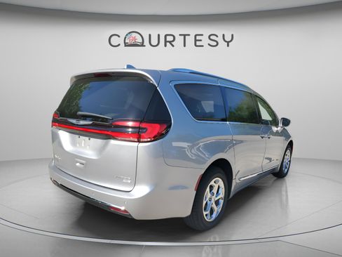 Used 2021 Chrysler Pacifica Limited AWD/4WD image 3
