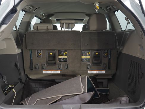 Used 2018 Toyota Sienna XLE w/ XLE Navigation Package FWD image 9