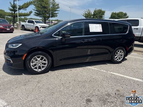 Used 2024 Chrysler Pacifica Touring-L FWD image 16