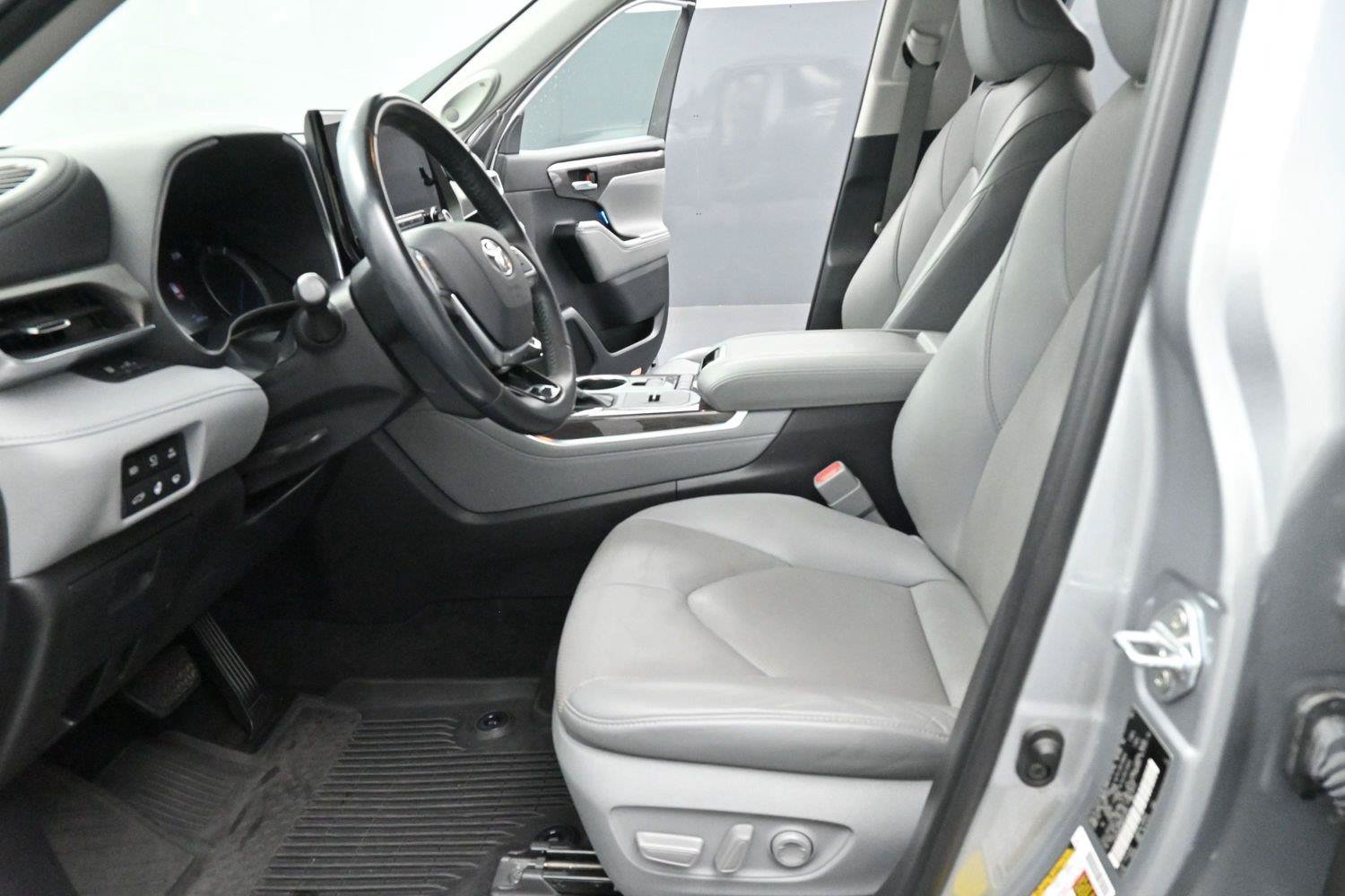 Used 2021 Toyota Highlander Limited FWD image 13