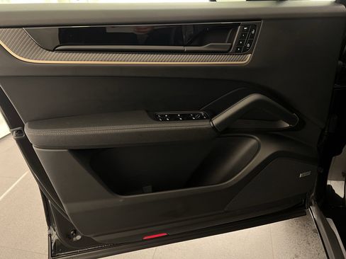 Certified 2025 Porsche Cayenne Coupe image 15