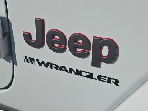 Used 2025 Jeep Wrangler Unlimited Rubicon w/ Technology Group image 4