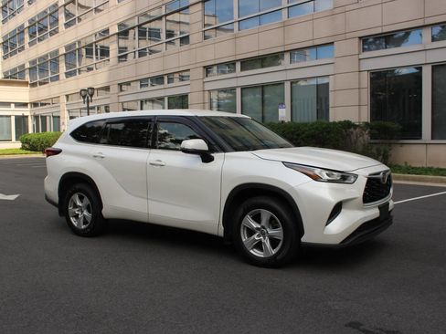 Used 2020 Toyota Highlander L AWD/4WD image 2