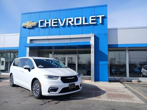 Used 2023 Chrysler Pacifica Touring-L image 1