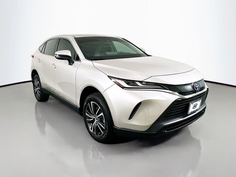 Used 2023 Toyota Venza LE image 3