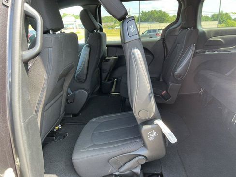 Used 2023 Chrysler Pacifica Touring FWD image 5