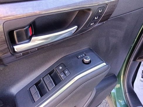 Used 2023 Toyota Highlander Limited image 12