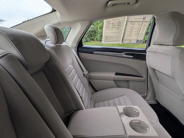 Used 2017 Ford Fusion SE FWD image 31