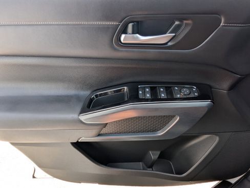 Certified 2025 Nissan Pathfinder SL FWD image 32