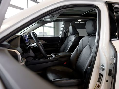 Certified 2024 Toyota Grand Highlander AWD image 11