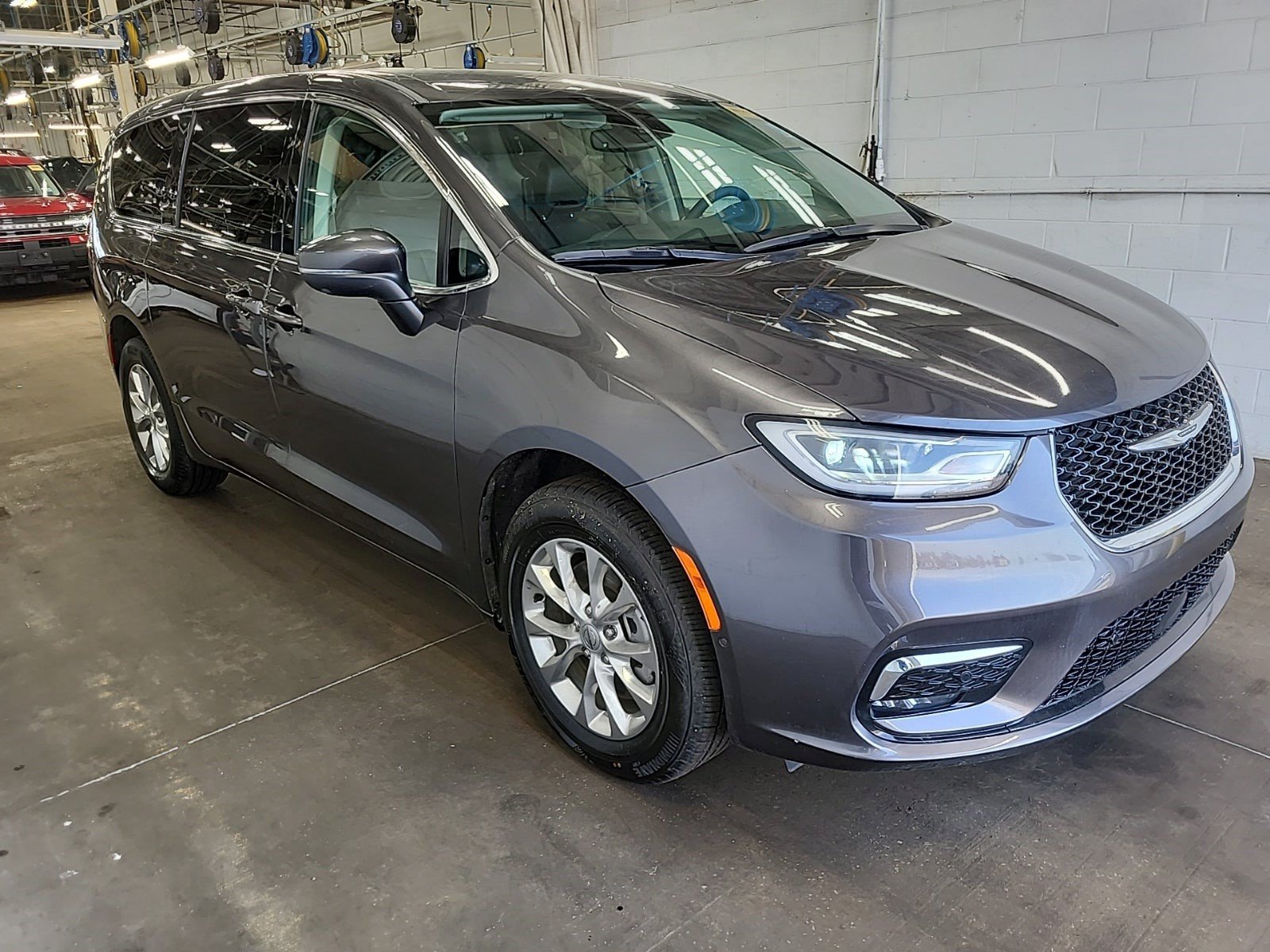 Used 2023 Chrysler Pacifica Touring-L w/ Uconnect Theater Family Group AWD/4WD image 2