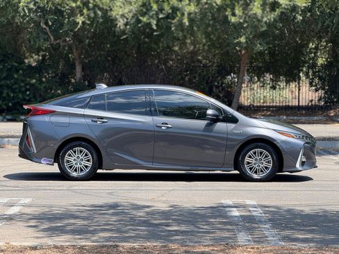 Used 2019 Toyota Prius Prime Advanced image 2