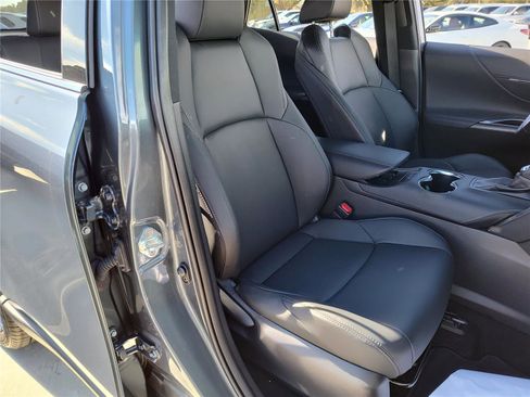 Used 2024 Toyota Venza XLE image 23