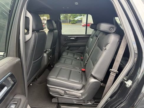 Used 2025 Chevrolet Tahoe LS RWD image 13