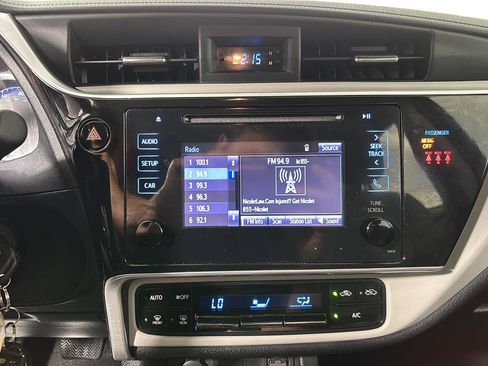 Used 2018 Toyota Corolla LE FWD image 32