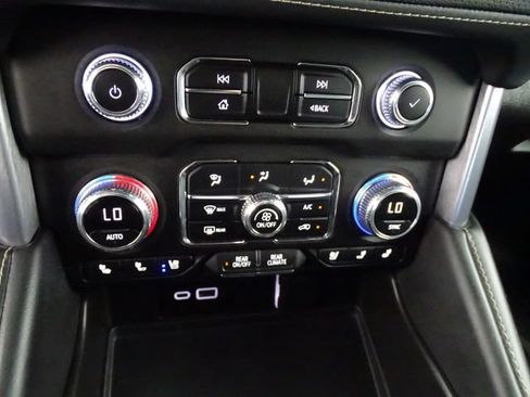 Certified 2023 GMC Yukon SLT w/ SLT Premium Package AWD/4WD image 13