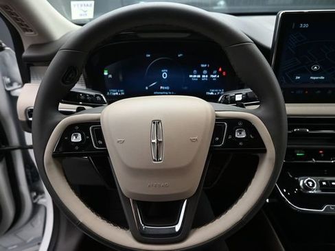 Used 2023 Lincoln Corsair AWD image 11