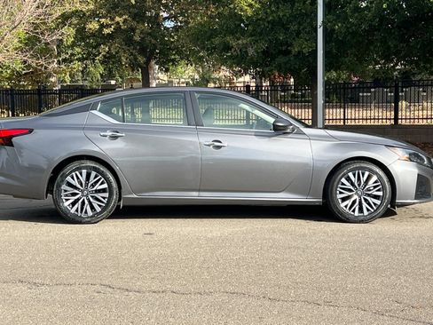 Used 2024 Nissan Altima 2.5 SV FWD image 3