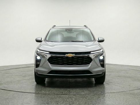 Used 2025 Chevrolet Trax LT FWD image 2
