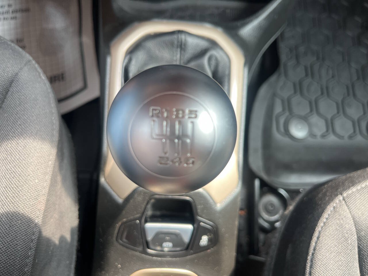 Used 2015 Jeep Renegade Latitude AWD/4WD image 29