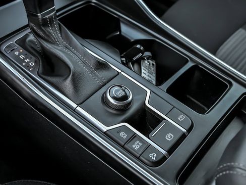 Used 2025 Kia Sorento LX image 25