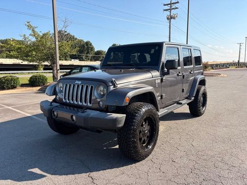 Used 2016 Jeep Wrangler Unlimited Sahara w/ Connectivity Group AWD/4WD image 3
