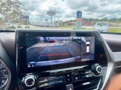 Used 2021 Toyota Highlander Platinum AWD/4WD image 14