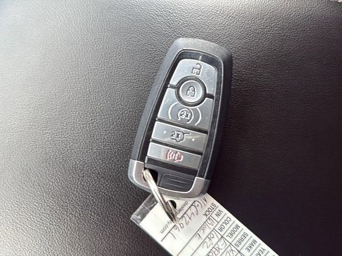 Used 2022 Ford Explorer XLT w/ Equipment Group 202A image 25