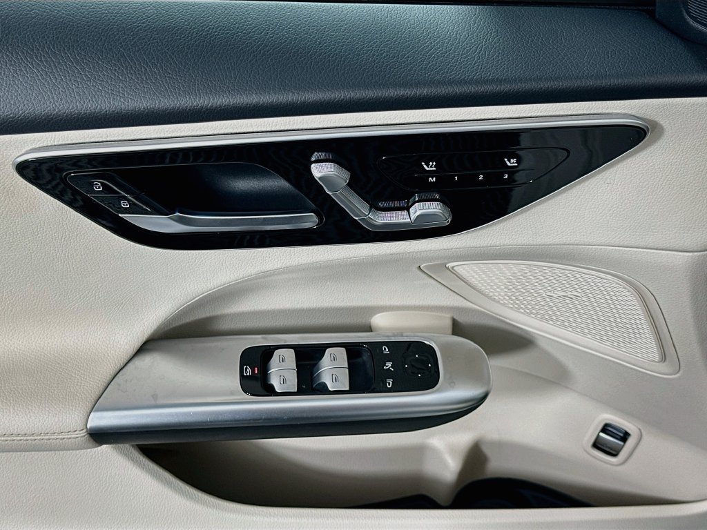 Used 2024 Mercedes-Benz C 300 Sedan image 17