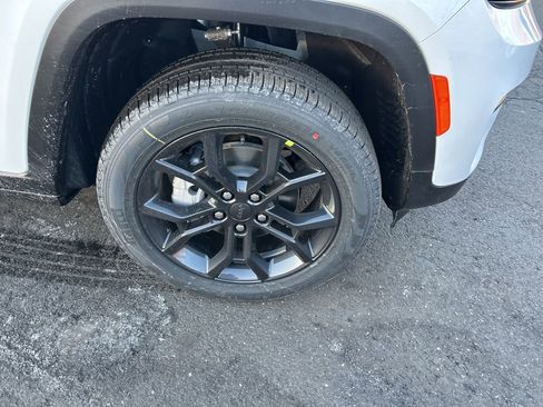 New 2025 Jeep Grand Cherokee Limited image 10