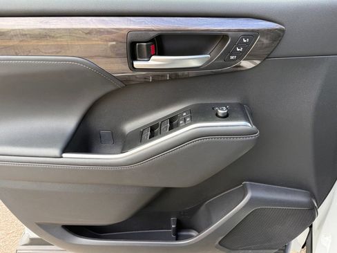Used 2026 Toyota Highlander Platinum AWD/4WD image 13