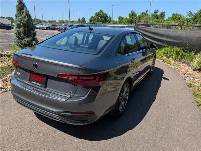 Certified 2023 Volkswagen Jetta SE w/ Panoramic Sunroof Package FWD image 5