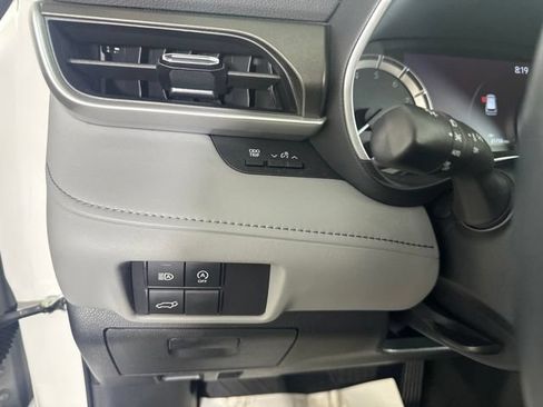 Used 2023 Toyota Highlander XLE AWD/4WD image 13