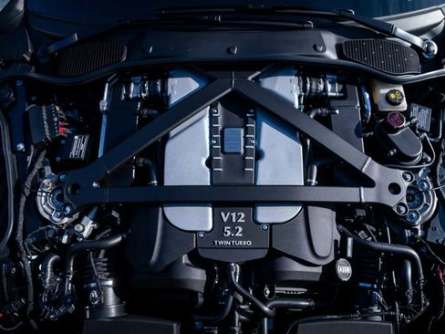 Used 2023 Aston Martin DBS Coupe image 32