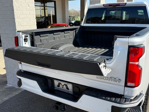 Used 2024 Chevrolet Silverado 2500 High Country w/ Technology Package image 8