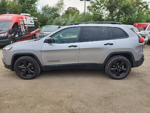 Used 2017 Jeep Cherokee Sport image 2