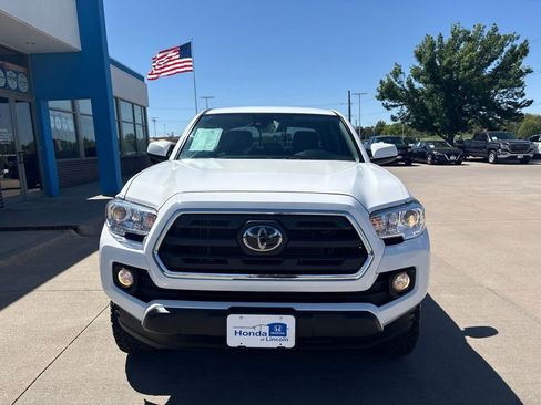 Used 2019 Toyota Tacoma SR5 AWD/4WD image 2