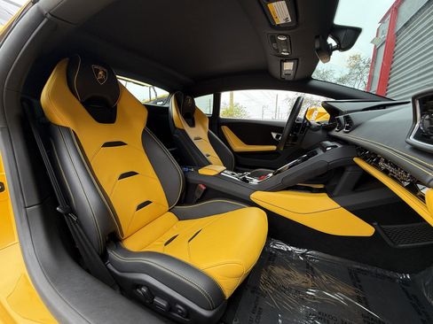 Used 2021 Lamborghini Huracan EVO image 19