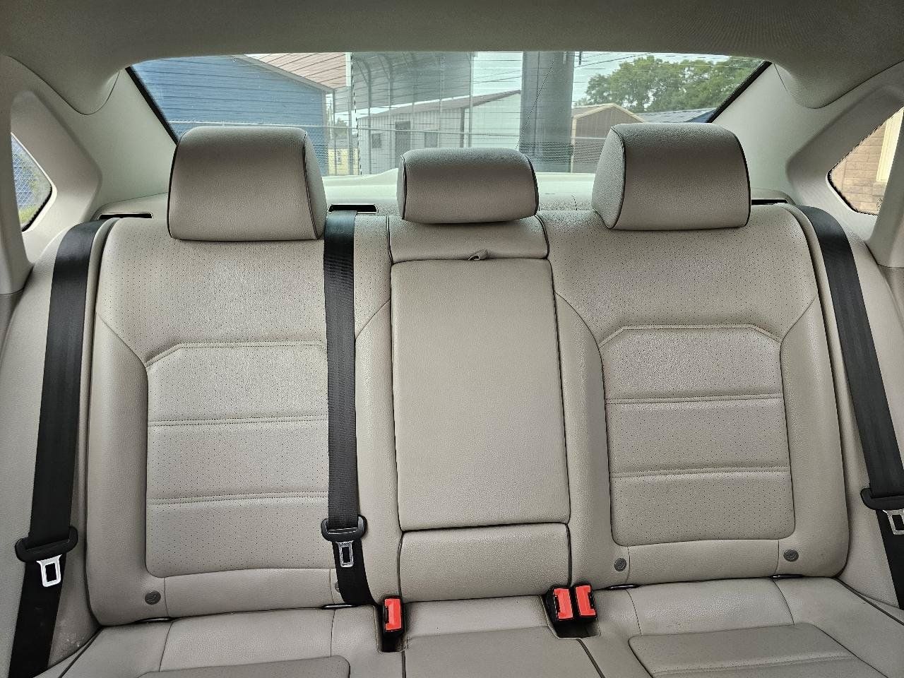 Used 2018 Volkswagen Passat 2.0T SE FWD image 15