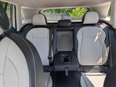 Certified 2025 Volkswagen Tiguan SE AWD/4WD image 17