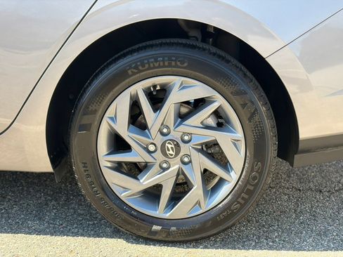 Used 2024 Hyundai Elantra SEL image 32