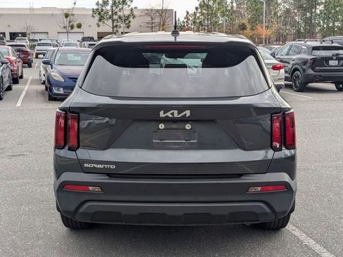 Used 2023 Kia Sorento LX image 5