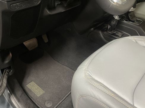 Used 2024 Jeep Wrangler Unlimited Sahara AWD/4WD image 17