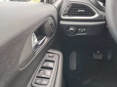 New 2027 Chrysler Pacifica Select FWD image 18